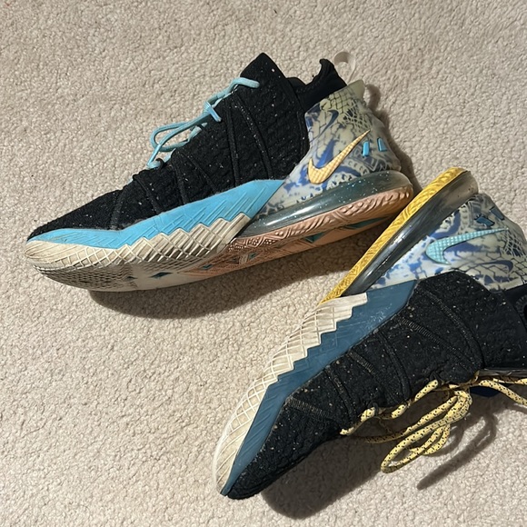 Nike sneakers - Picture 2 of 5